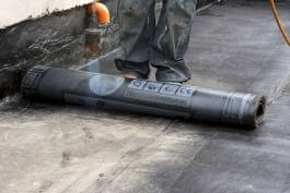 בעל מקצוע מבצע תיקון מקומי של חדירת מים לגג בגבעתיים